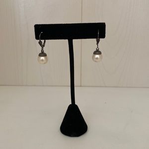 Vintage leverback dangle earrings with approximately 1 m pearls.